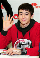 组图：人气组合2PM粉丝签名会 全员亮相亲和阳光