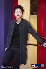 组图：宋仲基称拍戏时依赖朴宝英 变骄傲会被前辈训