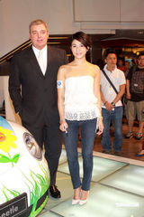 高清：杨采妮内地拍戏水土不服 小露香肩明显消瘦