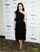 组图：脱衣舞娘蒂塔全裸3D裙 豪乳纤腰一览无余