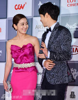 组图：李素妍携手尹翰亮相红毯深情对视