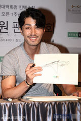 组图：韩星车胜元举办粉丝签名会 笑容温暖亲和