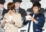 组图：韩国组合神话两人一组3地办签名会谢粉丝