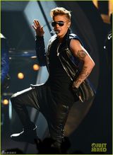 组图：比伯黑超酷帅秀纹身 密室演唱具未来感