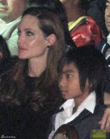 组图：皮特一家看表演呵护爱女 茱莉揽养子霸气十足