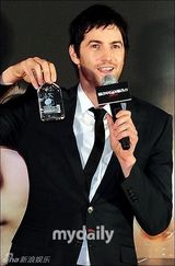 组图：《云图》韩国红毯首映 裴斗娜露背装亮相