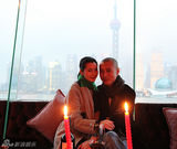 组图：张丹峰同妻子洪欣上海甜蜜度情人节