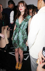 高清组图：莉顿-梅斯特街拍驼色大衣搭配纱裙