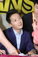 组图：韩庚定制手机热卖 西装谢歌迷全程笑容