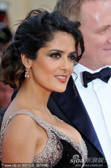 组图：海耶克戛纳携夫走秀 深V黑裙大秀傲人双峰