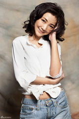 组图：赵雪莲初秋写真知性混搭 黑纱性感显多面魅力