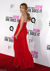 高清图：艾玛-罗伯茨抹胸裙亮相 和奥利维亚斗艳