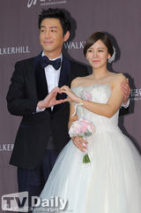 组图：韩星崔元英迎娶沈宜英 曾演《继承者》