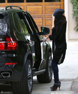 组图：赛琳娜露小蛮腰外出 见镜头忙用衣服遮头