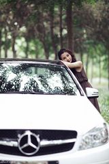 组图：宁露登汽车杂志 清新诠释香车美人