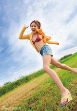 组图：日女歌手因酷似新垣结衣走红 推性感写真
