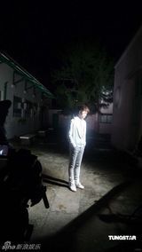 幻灯图：张敬轩拍MV重拾初恋感 与麦家瑜海边漫步