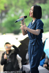 组图：姚贝娜蓝色连身裤迎风献唱 粉丝雨中守候
