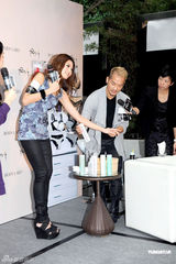 高清组图：周秀娜亮相内衣秀 长裤加内衣风格独特