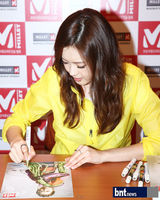 组图：韩星高雅拉出席粉丝签名会为粉丝送礼