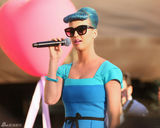 组图：凯蒂佩里蓝发爆乳似芭比 斗鸡眼表情鬼马