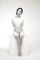 组图：黄圣依娴静大片尽显优雅自信