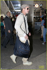 组图：布拉德皮特独自现身 贝雷帽配黑超帅气