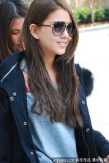 组图：周杰伦女友昆凌现身上海 黑超遮面笑容纯美