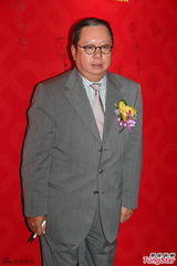 组图：霍震霆已为长孙取名 彭丹性感不忘爱国