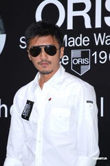 组图：谢霆锋出席活动 摘墨镜拍照大展亲和力