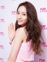 组图：f(x)Krystal代言秀雪肤 与男模清新上阵