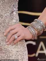 组图：拉拉-斯班瑟斜肩亮圈裙闪耀红毯