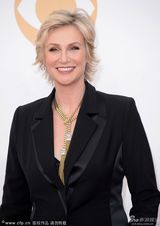 组图：《欢乐合唱团》简-林奇干练亮相艾美红毯