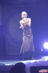 组图：幸田来未开唱变身蓝色妖姬 撅臀秀S曲线