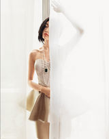 组图：才女导演田原时装片 神秘冷艳显灵性气质