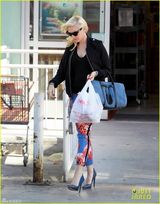 组图：43岁史蒂芬妮挺孕肚出街辣妈范十足