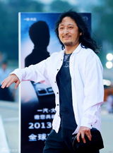 组图：群星助阵《富春》红毯 刘欢携爱女现身