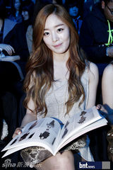 组图：韩星朴信惠与少时秀英等亮相首尔时装周