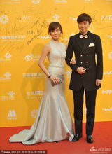 组图：韩星蔡琳与男友高梓淇首度现身 亲密耳语