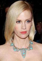 组图：詹纽瑞-琼斯盛装亮相 抹胸礼服勾勒身材