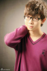 组图：胡夏新写真出炉  萌神变“忧郁王子”