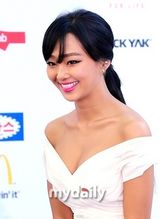 组图：神话李孝利等亮相20代选择颁奖礼蓝地毯