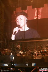 组图：陈奕迅演唱会化浓妆 搞怪献唱掀高潮