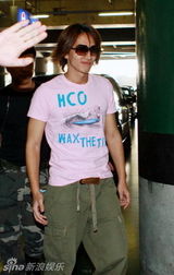 幻灯图：言承旭抵京宣传新书 众多粉丝接机