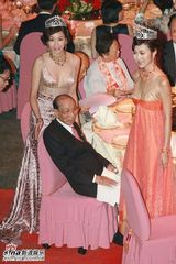 组图：邵逸夫离世享年107岁 曾与众港姐合影