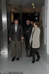 组图：刘谦格子条纹怪异配 阔腿裤被笑土气