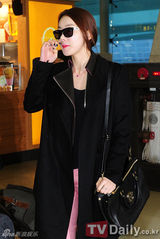 组图：韩星苏怡贤机场亮相黑衣粉裤潮味尽显