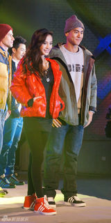 组图：彭于晏Angelababy青春亮相展活力运动风