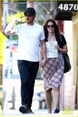 组图：巴里摩尔挺大肚与丈夫共进午餐