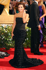 高清组图：伊娃-朗格利亚黑色礼服亮相高贵性感